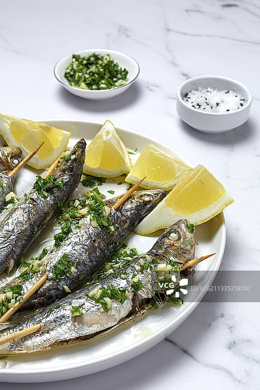 高角度的鱼和蔬菜在盘子上的桌子图片素材