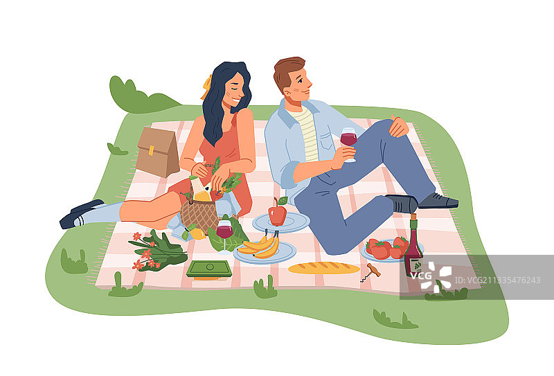 男人和女人野餐在自然毯子上与食物图片素材