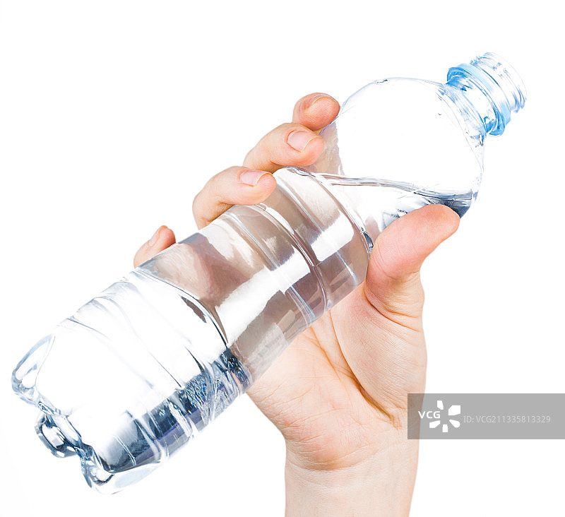 打开装有水的塑料瓶，用一只母手隔离图片素材
