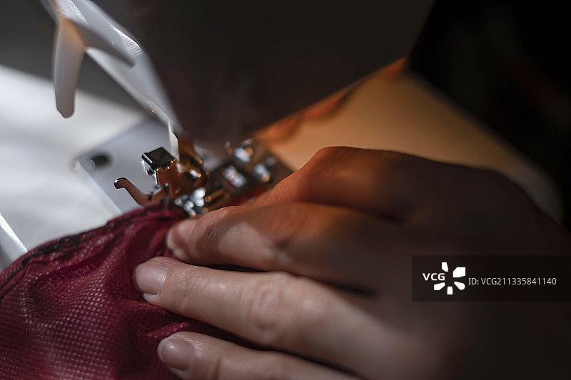 裁剪的双手妇女缝纫织物图片素材