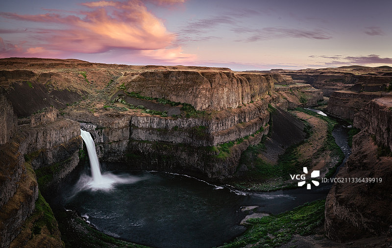 日落时的瀑布风景，帕卢斯瀑布，美国华盛顿，美国图片素材
