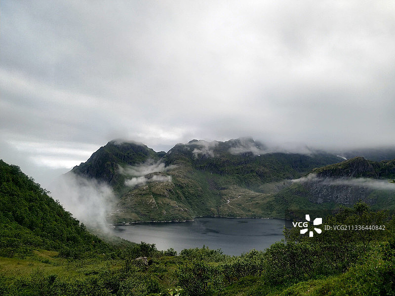 挪威，天空映衬下的湖景图片素材