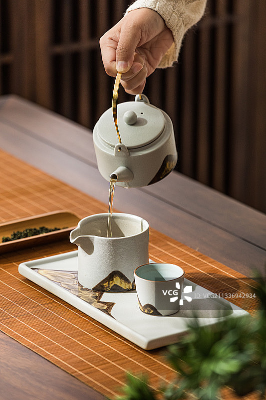 桌子上的远山茶具套装图片素材