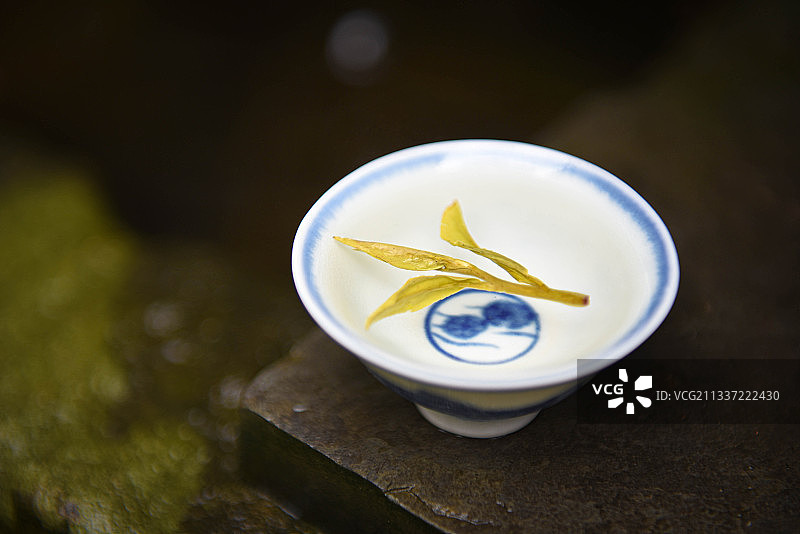 品茗杯中西湖龙井绿茶茶叶图片素材