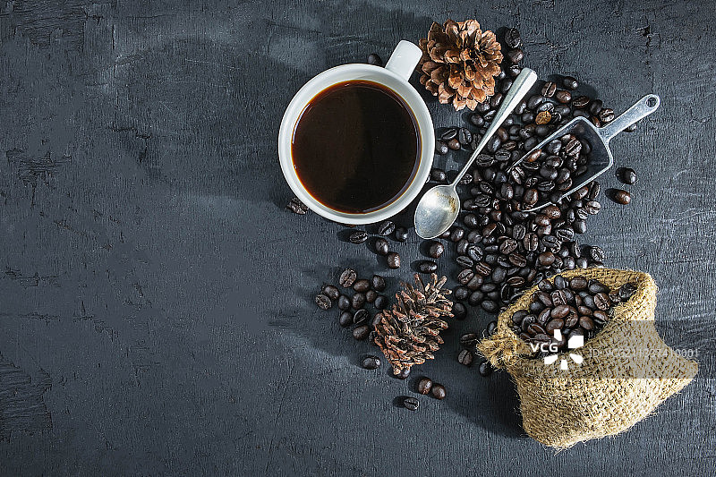 高视角的咖啡豆和黑咖啡桌上图片素材