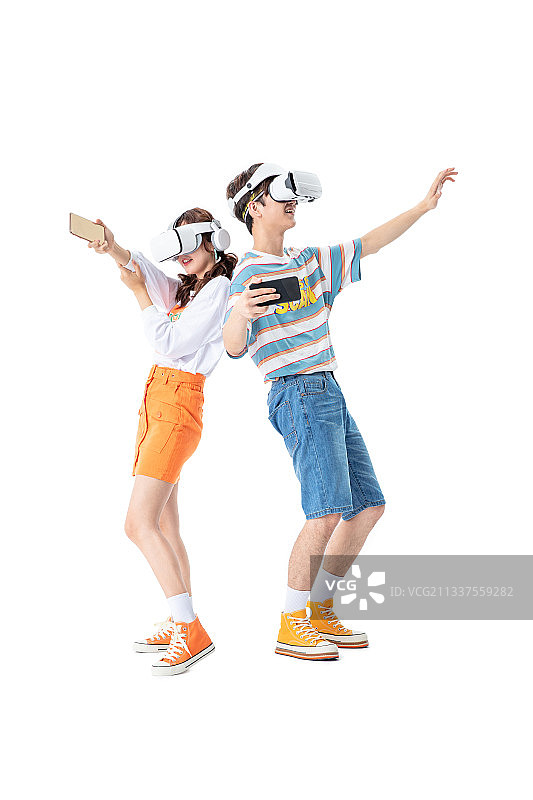 使用VR眼镜娱乐的两个年轻男女图片素材