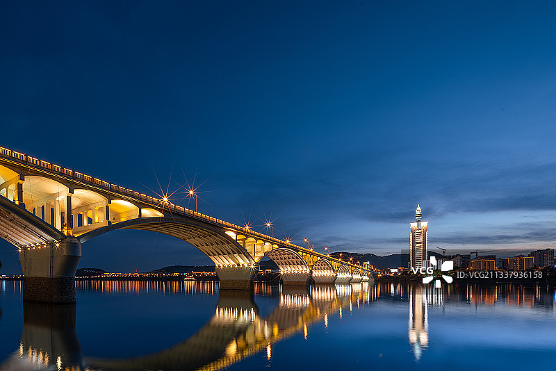 湖南省长沙市橘子洲大桥与交警大楼夜景图片素材