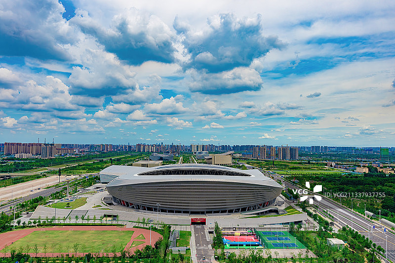 郑州中原区四个中心建筑群及城市天际线蓝天白云背景景观图片素材