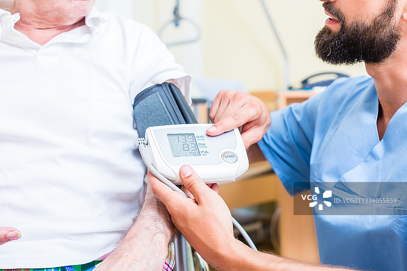 护士为老年病人测量血压图片素材