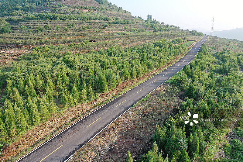 穿梭在山间的山东枣庄农村公路图片素材
