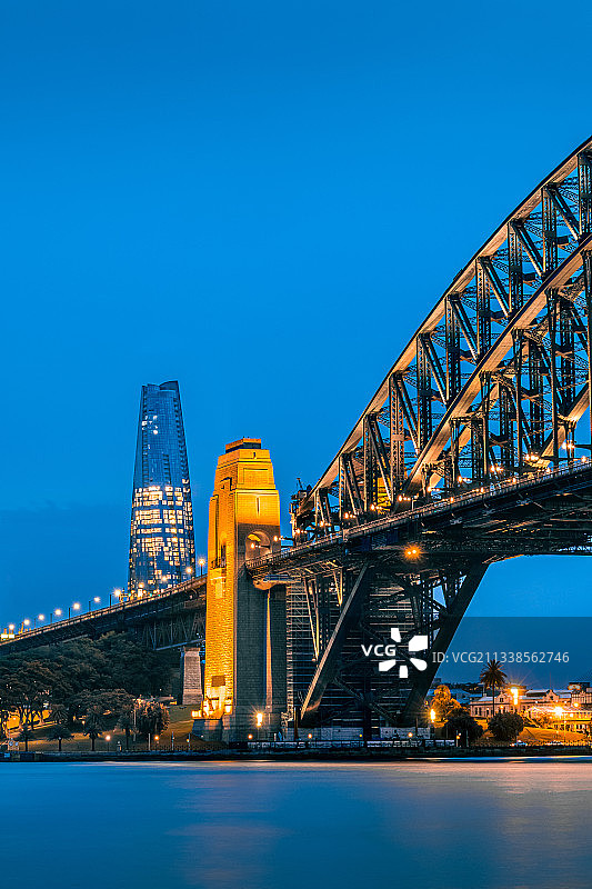 蓝调时刻的悉尼海港大桥和皇冠赌场图片素材