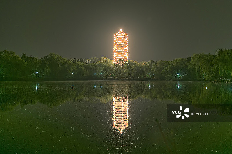 北京大学未名湖博雅塔亮灯夜景风光图片素材