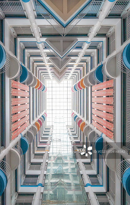 浙江杭州滨江西虹公社富有色彩的建筑内部图片素材