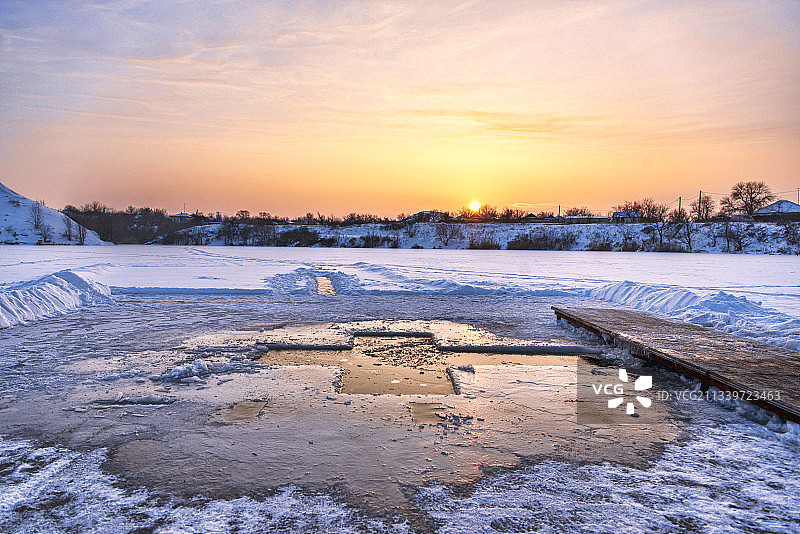 日落时分白雪覆盖的田野景色图片素材