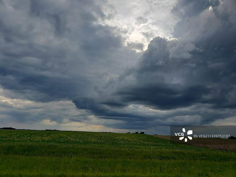 美国明尼苏达州暴风雨云中田野的风景图片素材