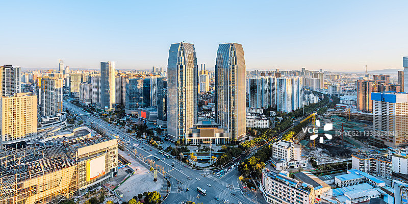 中国云南昆明云投中心和城市天际线晴天风光图片素材