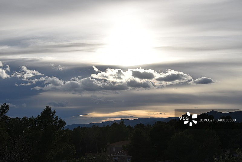 西班牙塔拉戈纳，卡布拉德尔坎普，日落时天空中树木的剪影风景图片素材