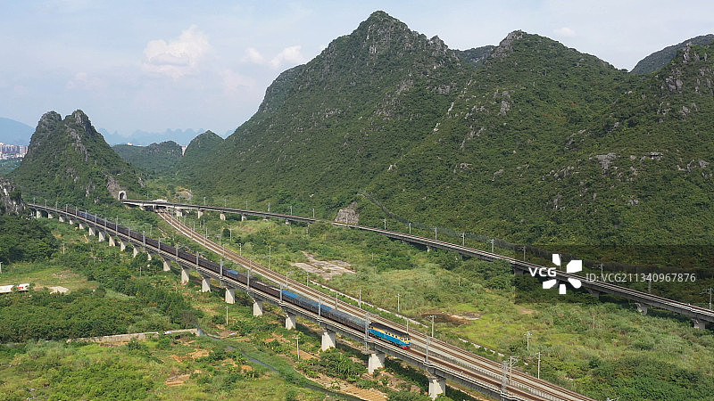蓝天白云下桂林穿过隧道的铁路图片素材