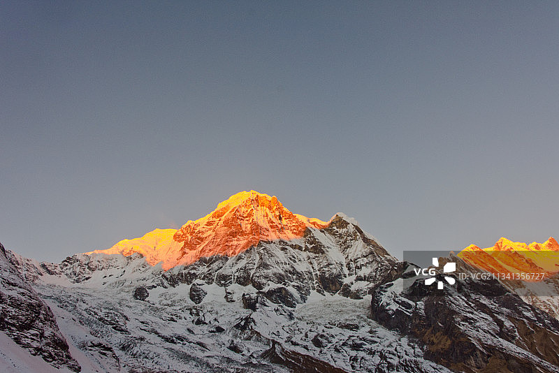 白雪皑皑的山在晴朗的天空下的风景图片素材