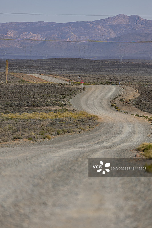 空旷的道路沿着乡村景观，南非图片素材