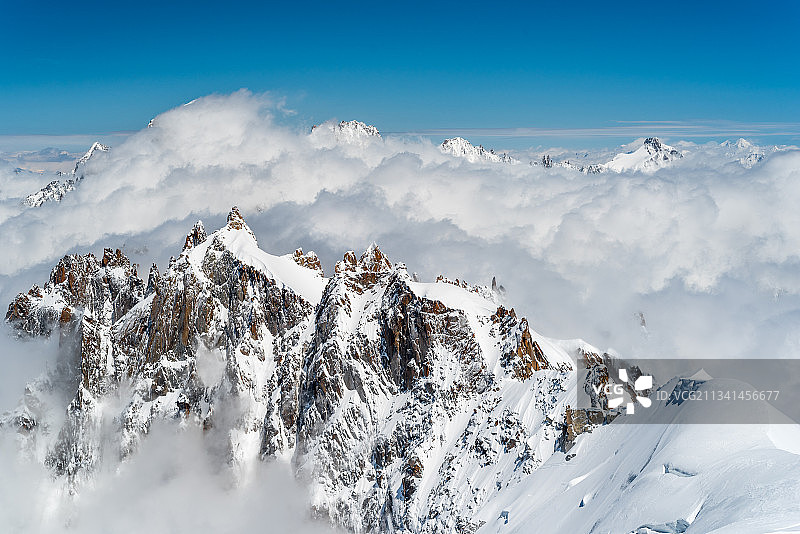 白雪皑皑的山在天空的衬托下的风景图片素材