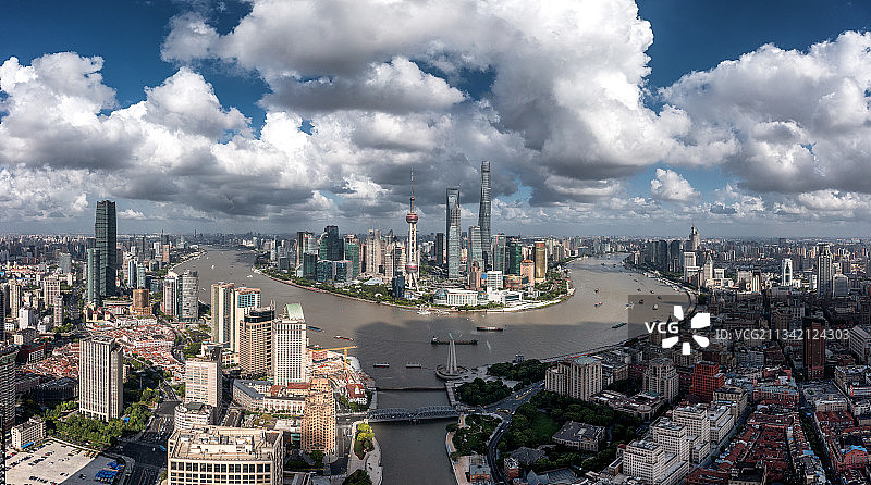 航拍视角下的上海陆家嘴城市天际线图片素材