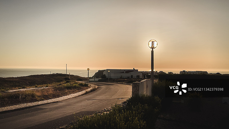 葡萄牙，普拉亚达阿里法纳，日落时天空下空荡荡的道路图片素材