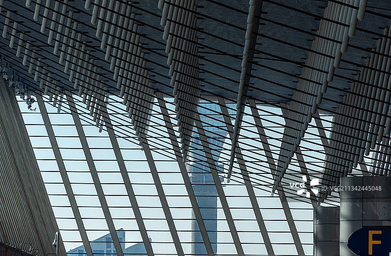 浦东机场航站楼的建筑结构，规则的几何图形图片素材