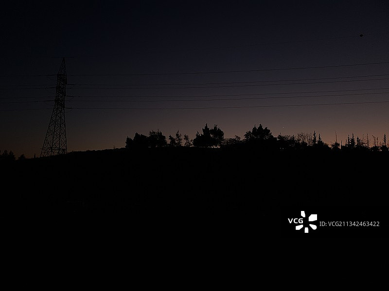日落时电塔在天空中的轮廓图片素材