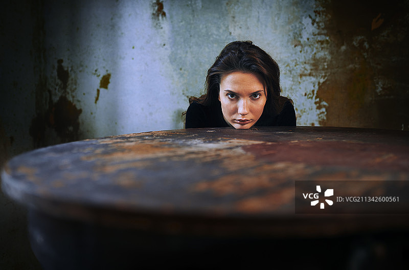 一个忧郁忧郁的女人坐在桌旁图片素材