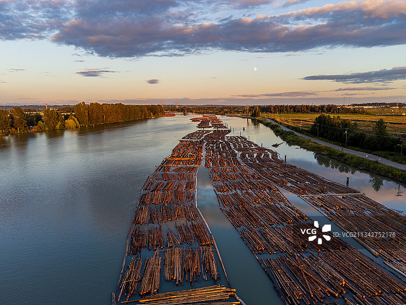 加拿大，日落时建筑物与天空之间的河流的高角度视图图片素材