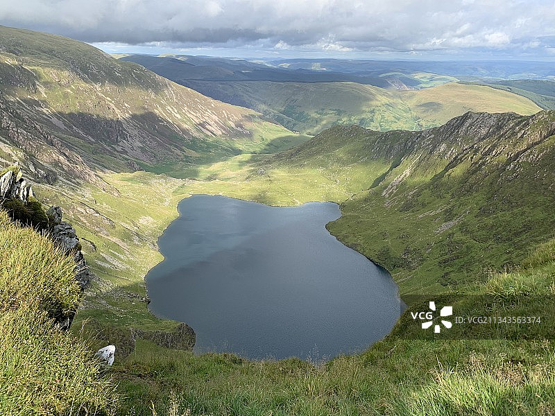 高角度的湖在山对天空，英国，英国图片素材