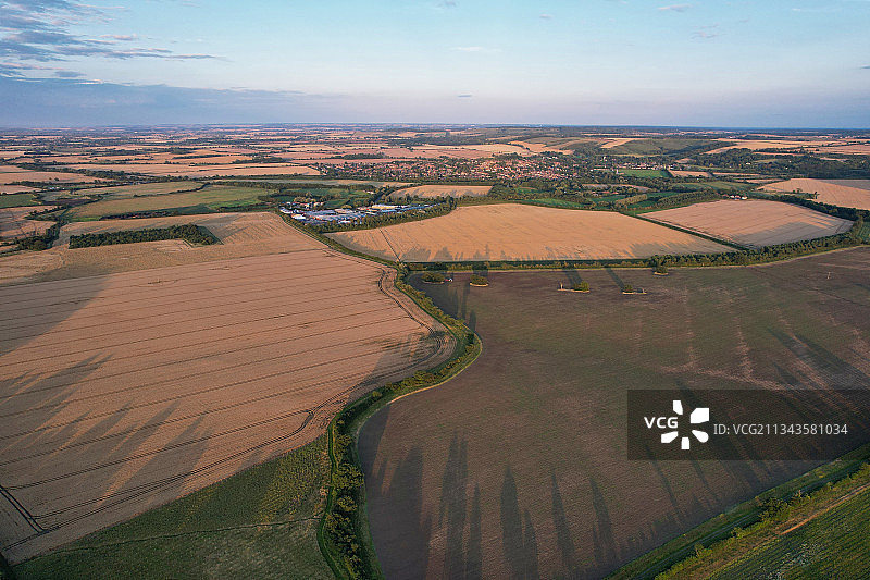 英国，贝德福德，天空下的农田鸟瞰图图片素材