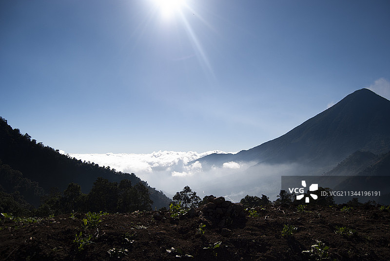 危地马拉，阳光明媚的天空下的山景图片素材
