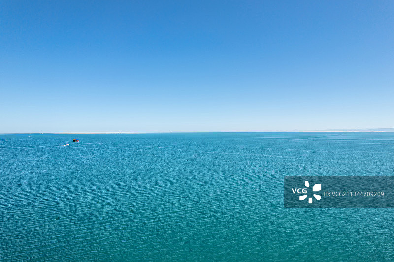 高视角航拍晴朗蓝天下宽阔无边的共和县二郎剑景区青海湖风光图片素材