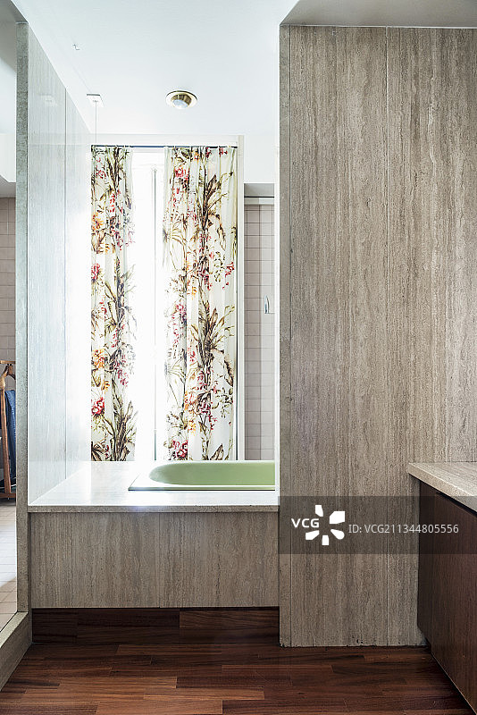 浴缸带有浅色木包层和隔墙图片素材
