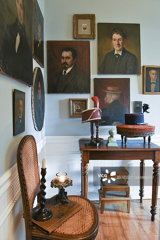 淡蓝色客厅墙上的肖像画图片素材