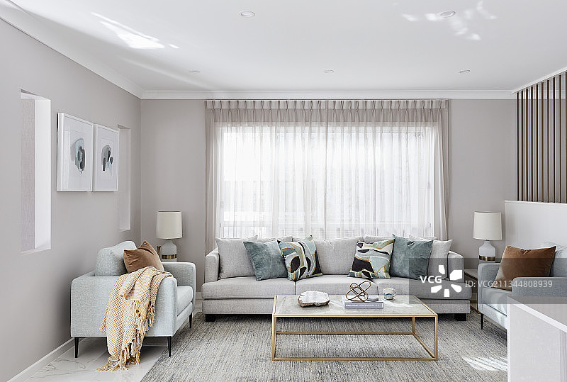 优雅的客厅用浅灰色和淡色装饰图片素材