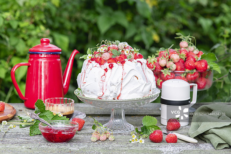 草莓奶油蛋白甜饼图片素材