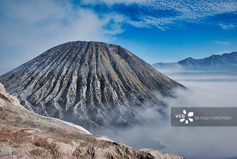 火山风景的天空，蒙特布罗莫，印度尼西亚图片素材