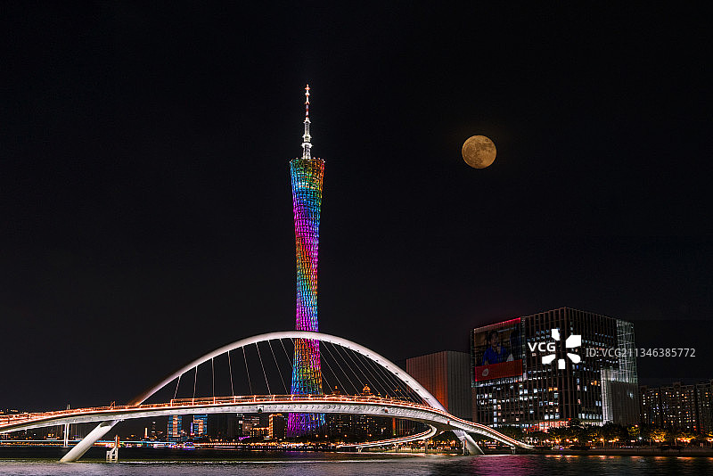 创意——月圆之夜的海心桥与广州塔图片素材