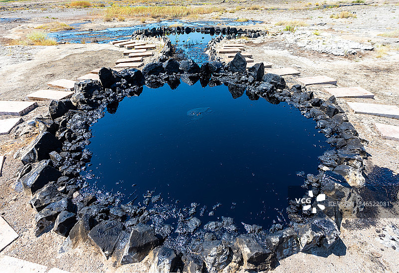 克拉玛依黑油山、流淌着的石油、肉眼可见图片素材