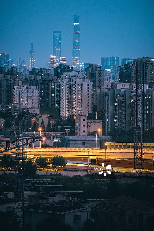 夜幕下的上海城区及远处的陆家嘴图片素材