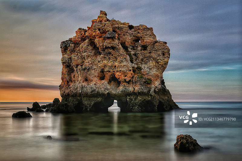葡萄牙阿尔布费拉，海上岩石形成的风景图片素材