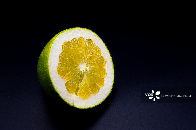 奥地利波恩多夫，黑色背景下的柠檬片特写图片素材