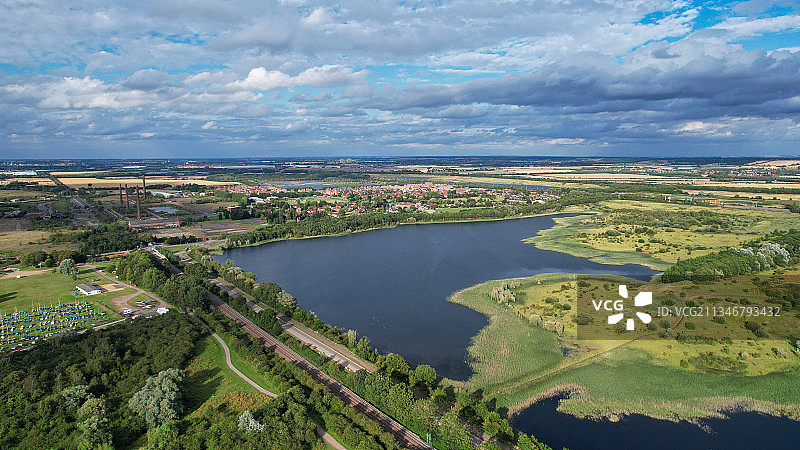高角度的河流景观与天空，马斯顿Moretaine，英国，英国图片素材