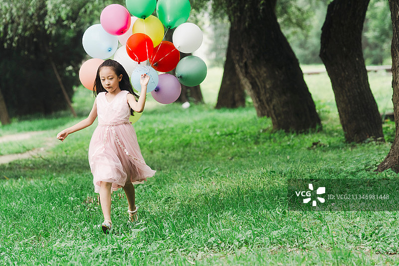 小女孩拿着气球在奔跑图片素材