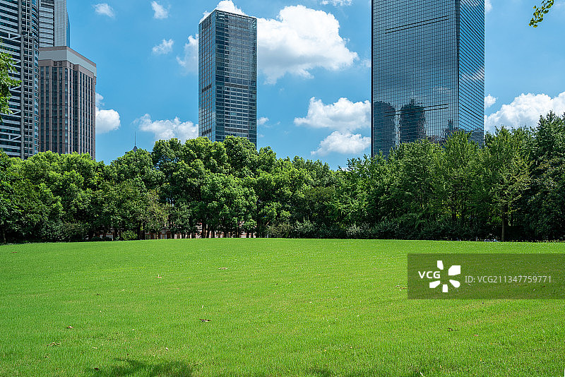 城市绿地公园草坪和高楼大厦背景图片素材