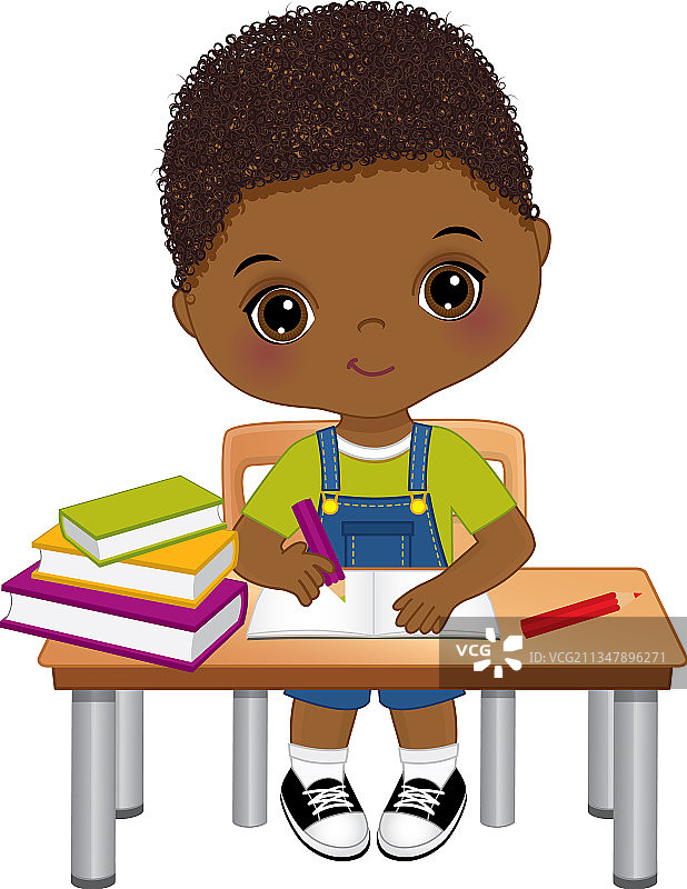 可爱的非裔美国小男孩坐在桌前图片素材