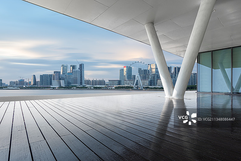 深圳前海CBD建筑群和空白无人的木地板空间图片素材